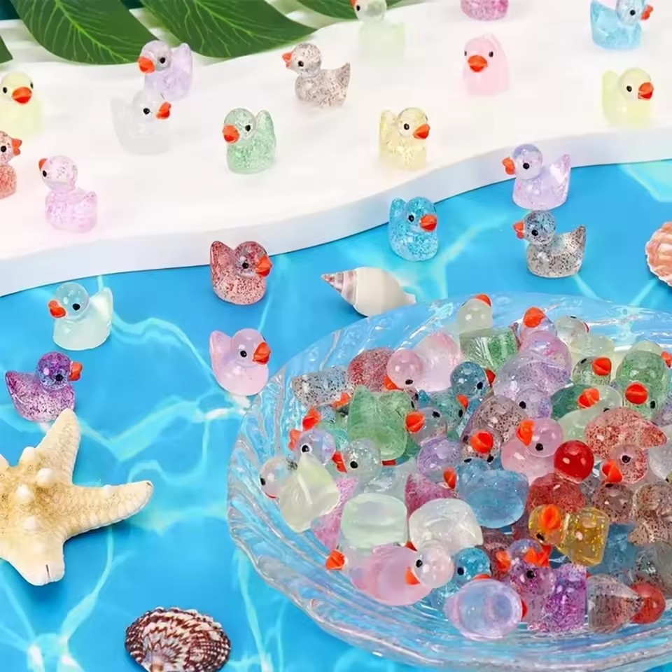 ～パープルカラーのミニチュア樹脂製アヒル。DIY、庭、マイク - Aquarium Decor のレビューと価格